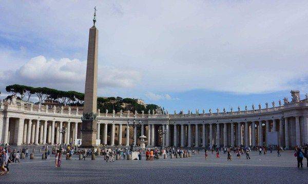 所以梵蒂冈实际上是一个城市国家,但是由于它是教皇所在地,所以意义就