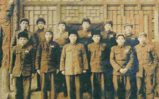 原创团长挡不住敌军年仅17岁号兵站出来你让我指挥后来授衔少将