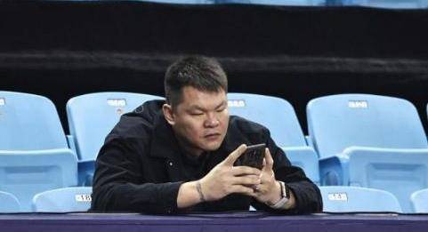他抽烟喝酒还纹身但这并不影响他依然强大的cba