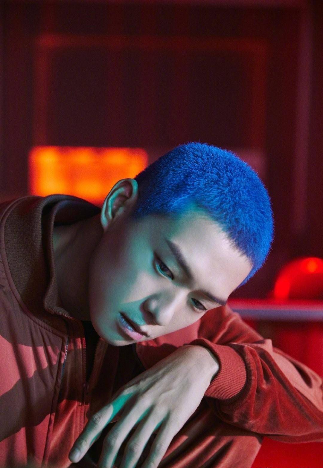 原创魏大勋蓝色寸头大片释出你的蓝朋友已派送北极星小姐绿发无敌