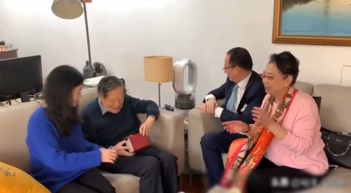 杨振宁翁帆携岳母听沪剧,近照年轻状态佳!_年龄_生活_爱情