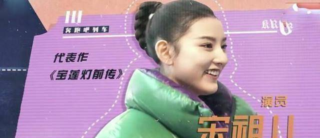 邓超为美眉从地上捡了三次糖还把脏糖吃到眼镜上全场捧腹大笑