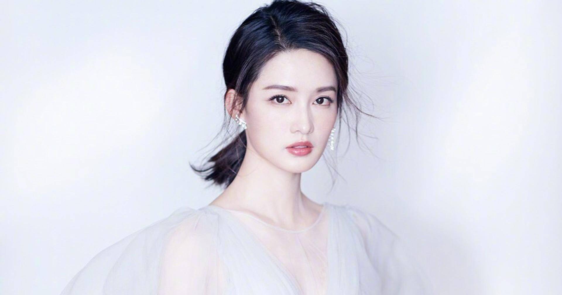 原创粉丝偶遇李沁拍戏关掉十级美颜滤镜后网友一个普通人