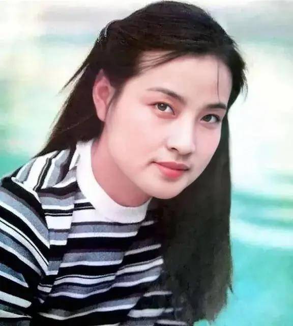 原创刘晓庆自家别墅外踏青感受春天气息本人心态好大耳朵太抢镜