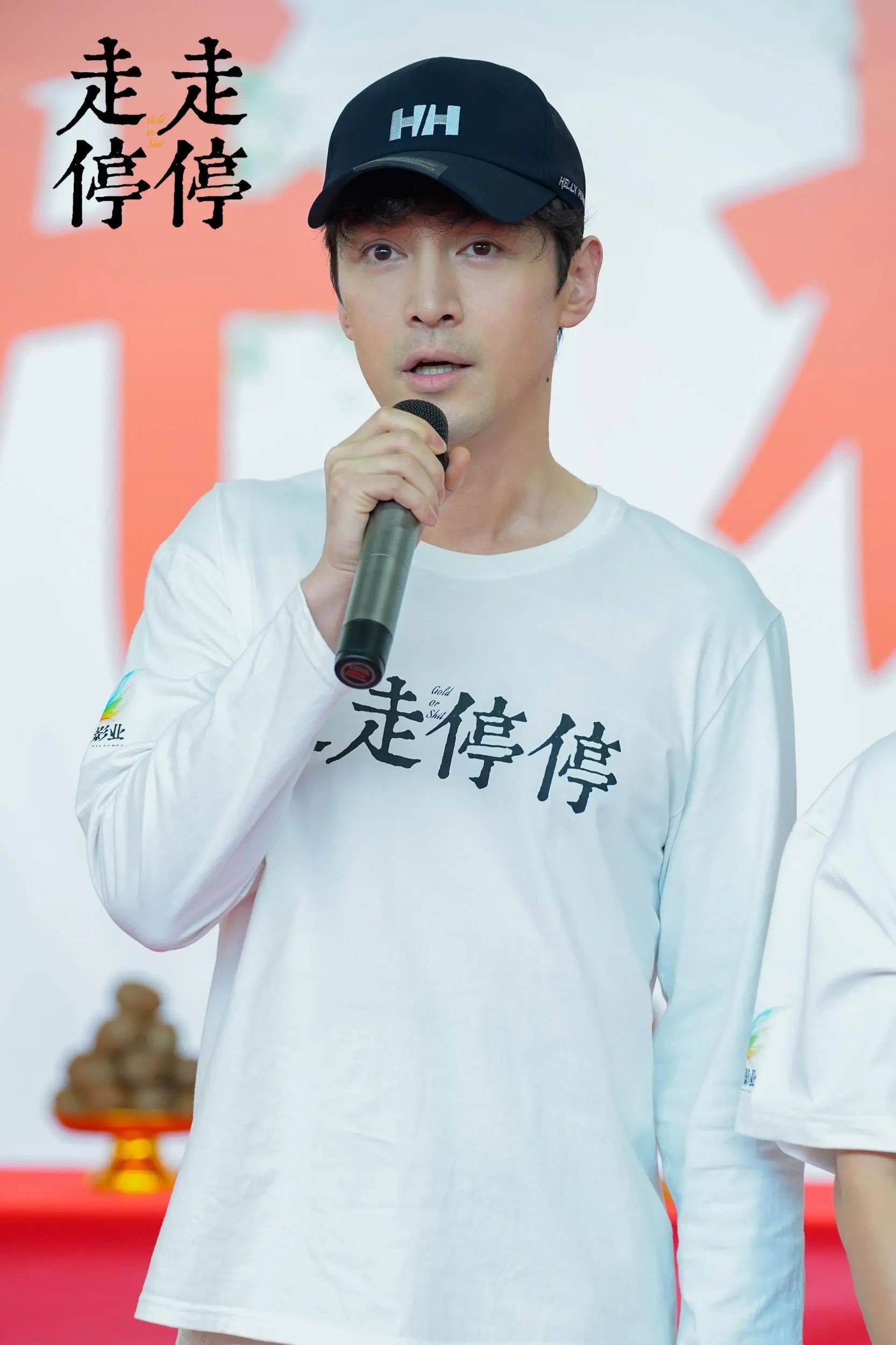 (领衔主演胡歌表达出演感受)胡歌一向以帅气小生示人,但在《走走停停
