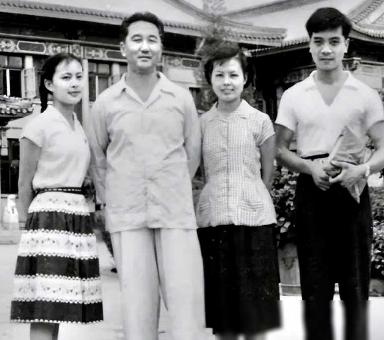 然而,1988年,沈力的丈夫被查出绝症,令她备受打击.