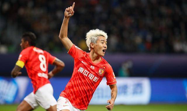 广州队主帅凌晨四点不眠粉色头发韦世豪破门展现多变战术