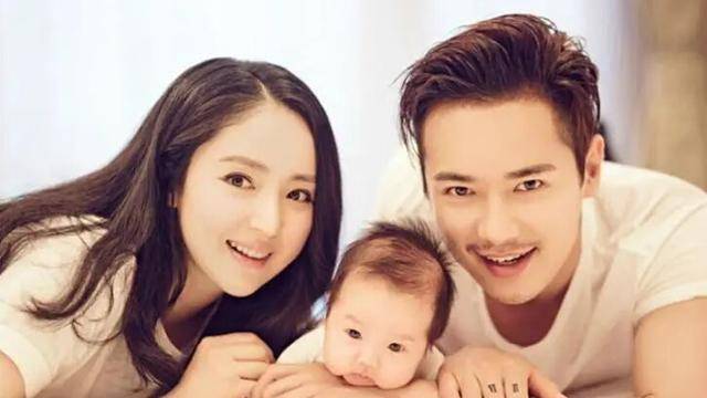 原创董璇后台狂吃辣条一根接着一根还问工作人员要不要