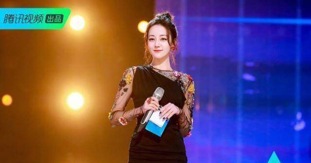 原创迪丽热巴现身武汉录制节目灰色西装a到爆生图让网友直呼羡慕