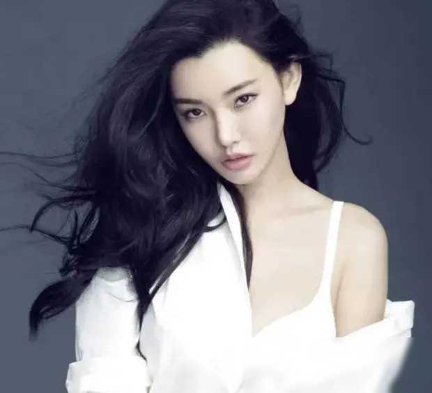 从学院新生到星光熠熠之旅的童菲蜕变之旅