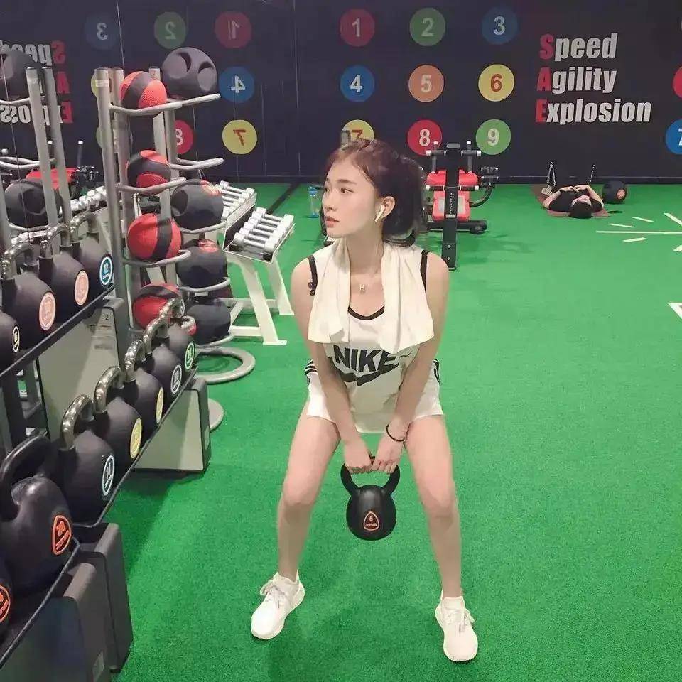 哈哈,别猜了,我告诉你们吧,她可是个健身达人哦!