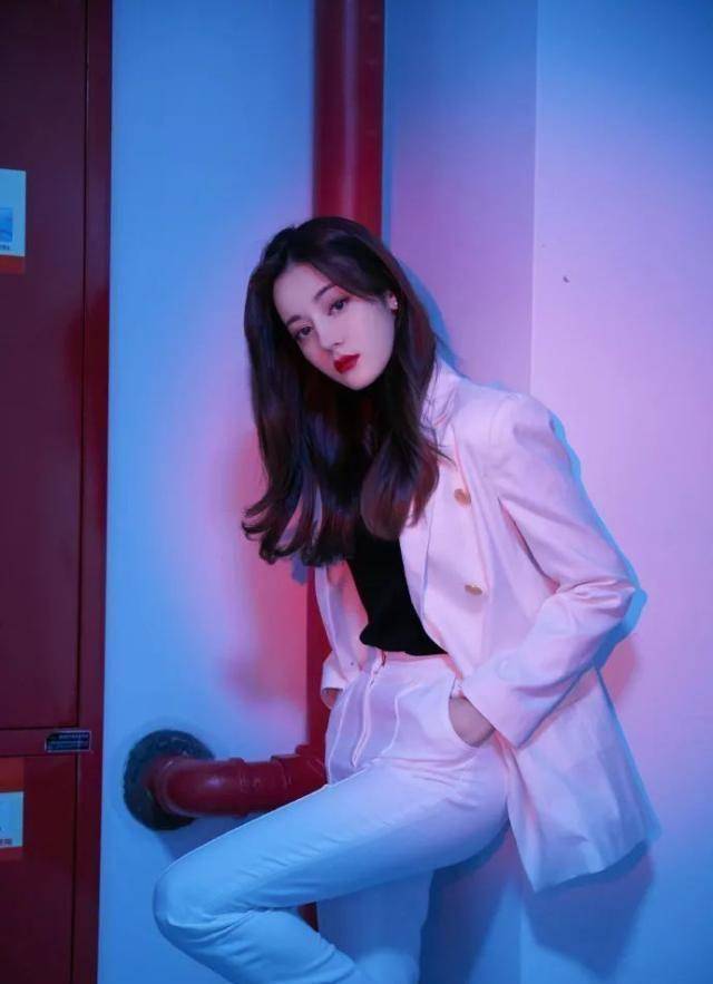 原创迪丽热巴的红唇白西装太欲了俯拍都这么美拜倒在她的西装裤下