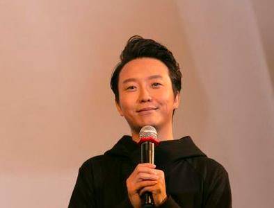 跳河自尽被乞丐所救,被迫下跪乞讨为生,这个优秀演员不一般_李玉刚