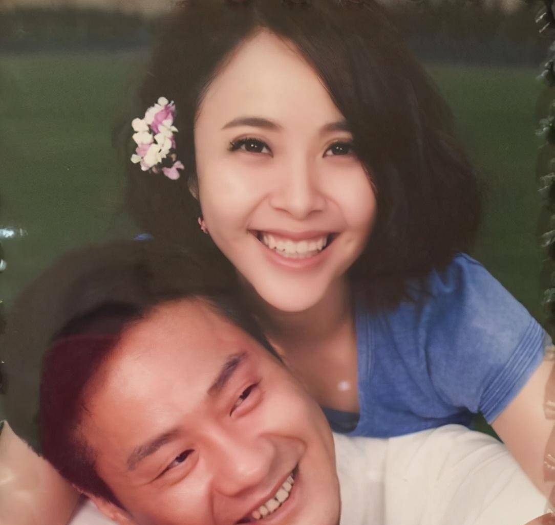 连奕名与杨若兮在11年年底步入婚姻殿堂,婚后不久他们生下了一个儿子.