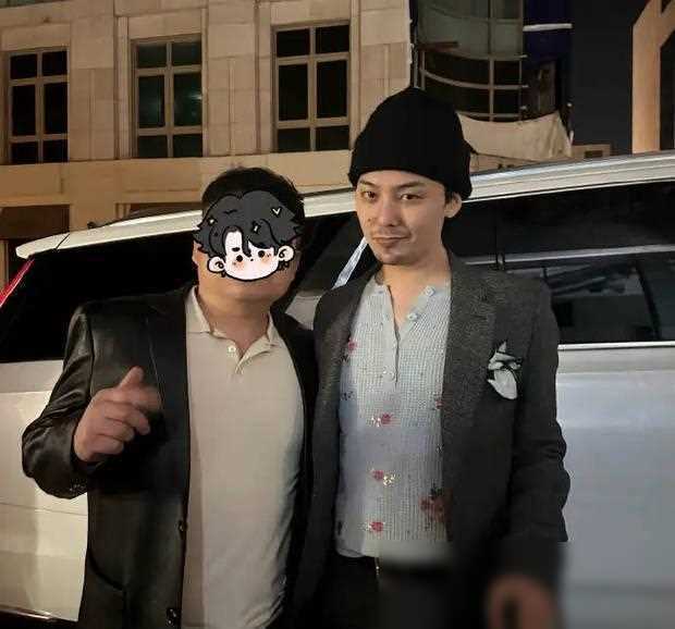 权志龙被网友偶遇留合照没刮胡子表情搞怪尽显随性风格