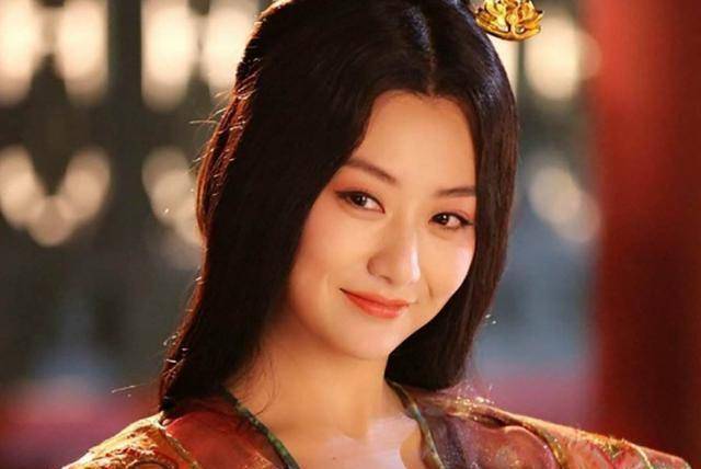 她在李少红版的《红楼梦》中饰演了大方典雅举止雍容的薛宝钗,并且