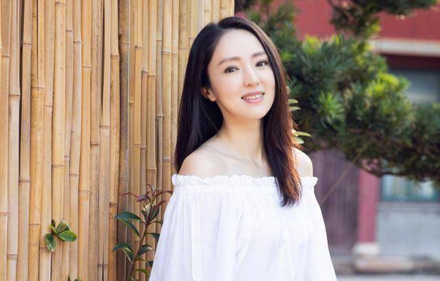 原创董璇苏小玎同晒四宫格照打卡被扒在同一地点拍摄