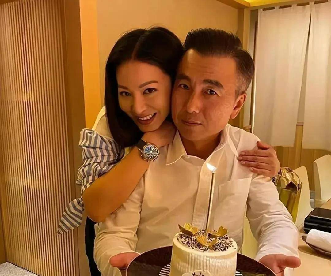 56岁知名港星实惨,餐厅倒闭,老婆跟人跑,却得不到网友同情_滕丽名