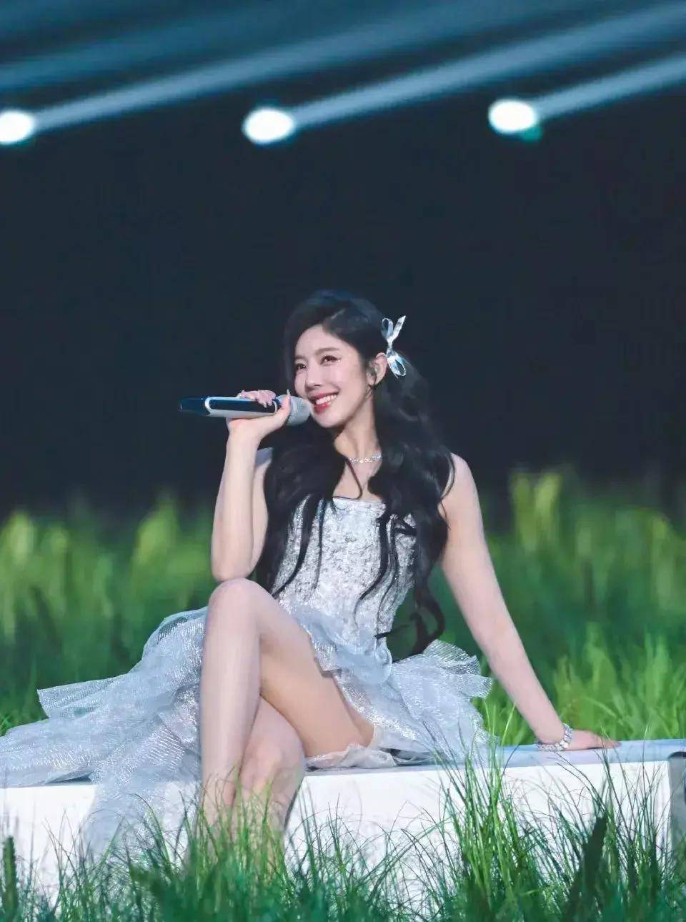 她,在综艺中被公开羞辱,到《乘风2024》简直太美了_姐姐_舞台_赵奕欢