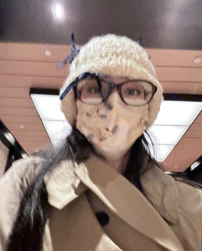 迪丽热巴晒自拍美照模糊画面遮挡不住盛世美颜俏皮灵动超可爱