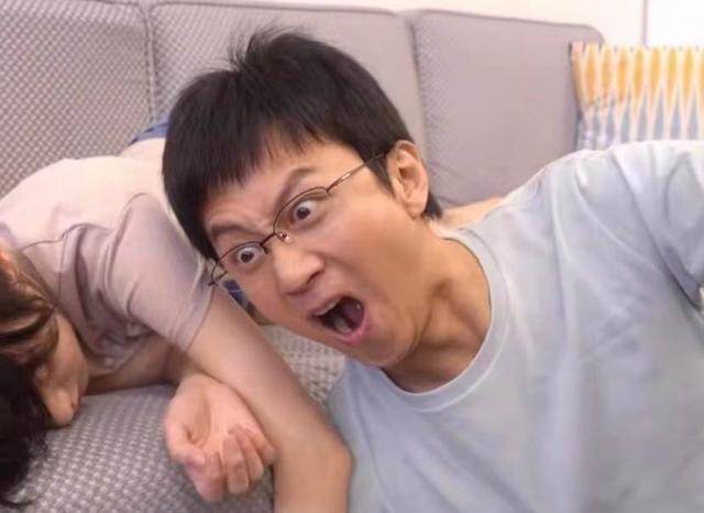 原创邓超和女演员拍照太亲密引热议大腿被女方压住互动熟练如情侣