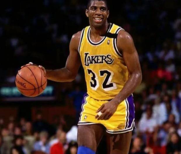 拉塞尔可以被称为nba历史上第一位超级巨星.