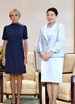 法国第一夫人:70岁穿高跟鞋紧身裙很美,与小24岁总统丈夫很般配