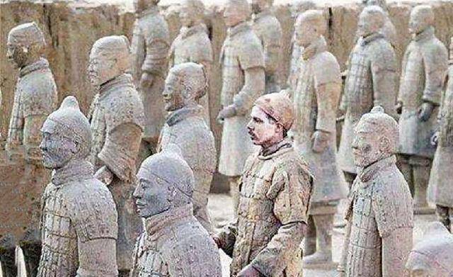 女游客参观兵马俑，展出的兵马俑忽然动了一下，随后立即报警