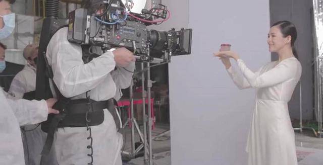 原创41岁章子怡近况复出太拼了拍摄策划带瑜伽垫难怪身材迅速恢复