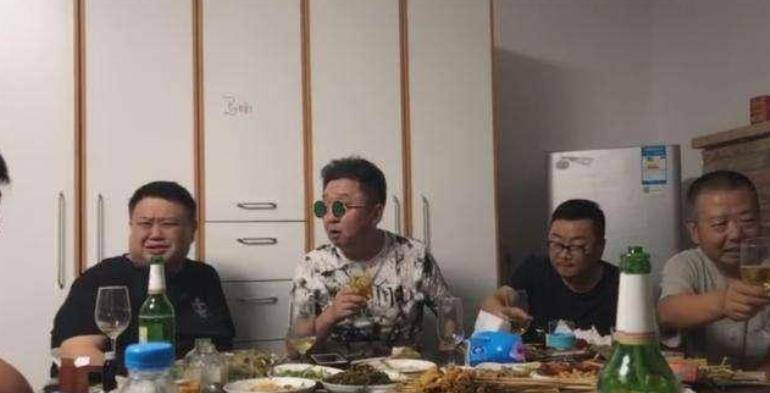 而孙越捧哏的成功,除了专业功底之外,还在于孙越的体重,大家都知道