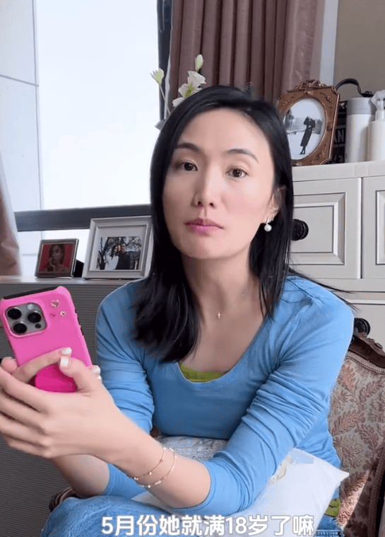 李亚鹏与俩女儿合照李嫣表现乖巧文静金喜喊她嫣妹处成好姐妹