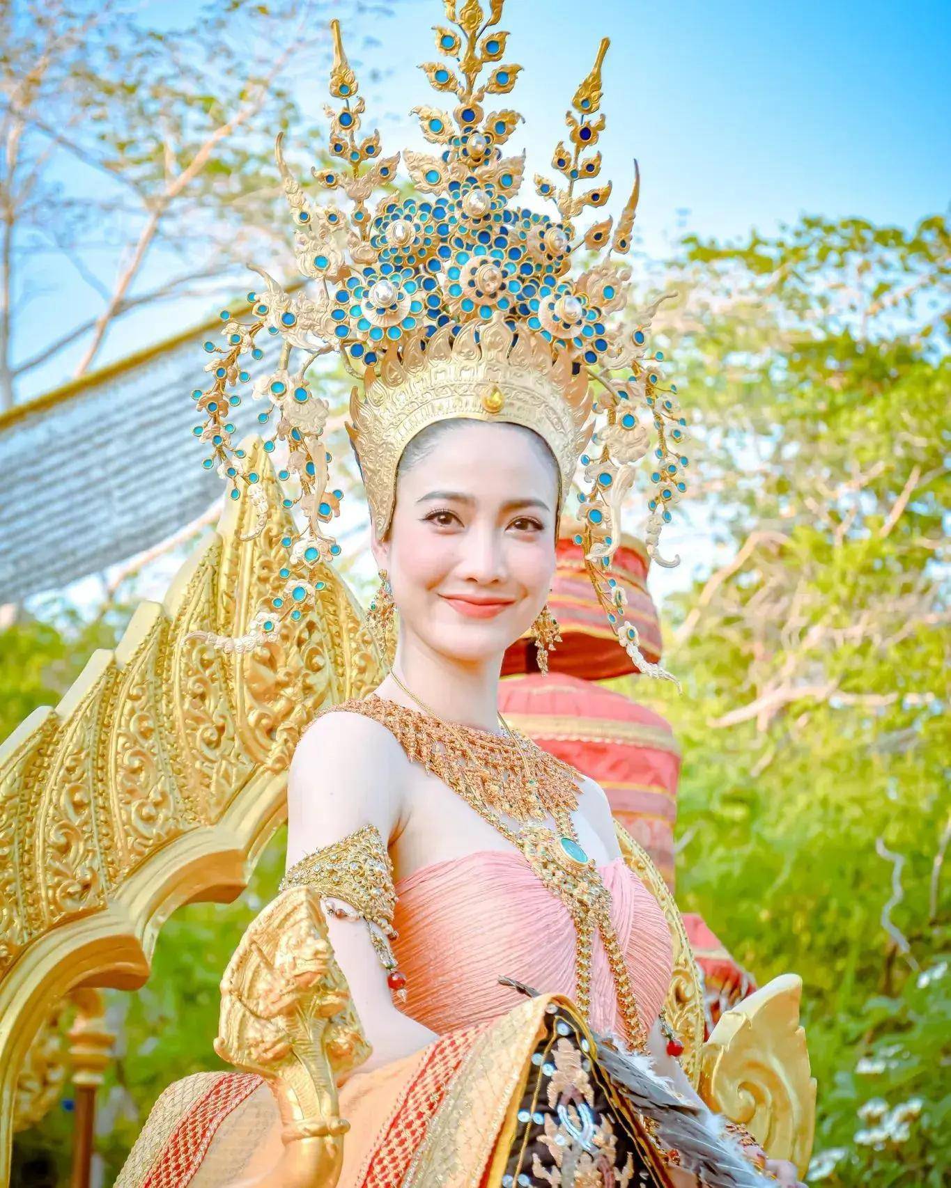 taew(泰国女星)惊艳闪现武里南府,重现"娜迦女神"风光,吸粉无数