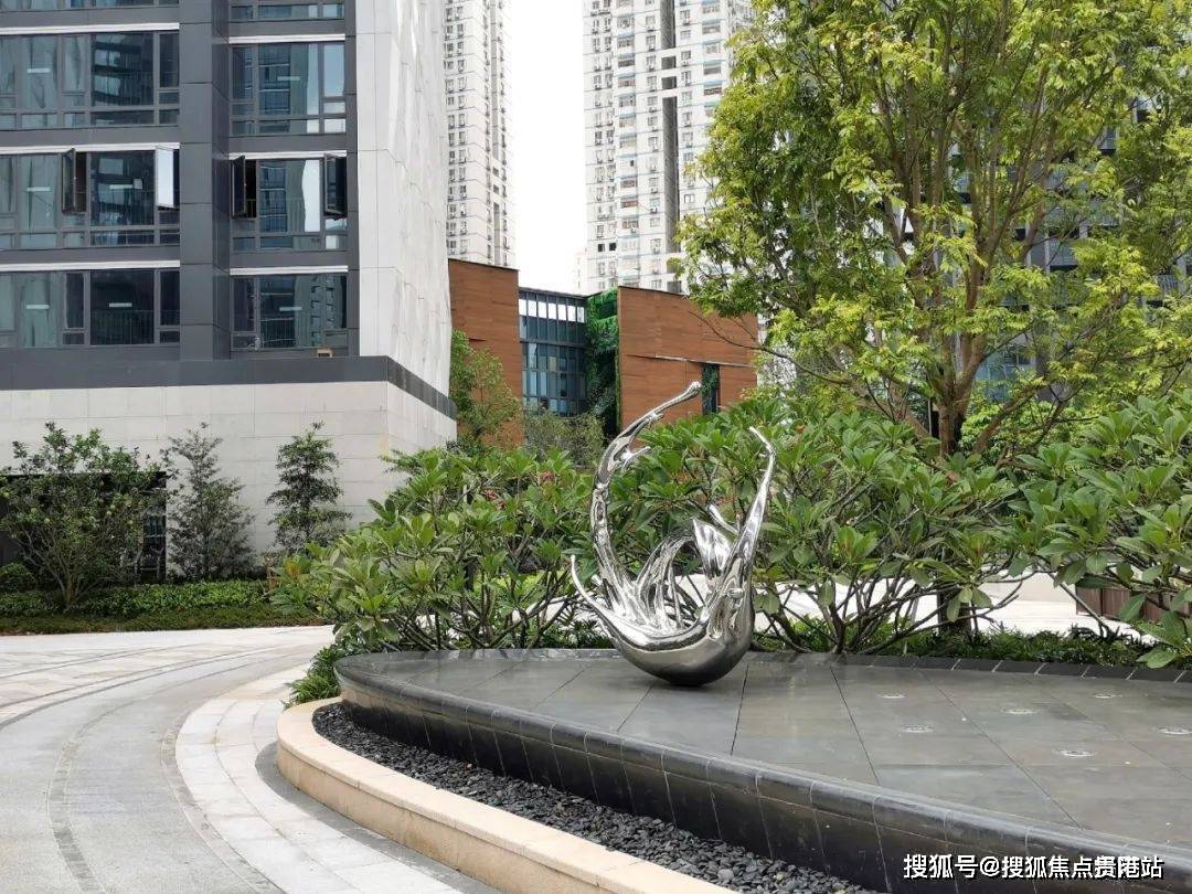 的东方色彩,因此庭院水景结合不同的形式,如水幕墙,雕塑喷泉,镜面水池