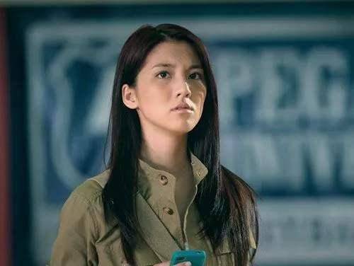 原创张馨月久违露面不秀身材衣着宽松保暖脸色差与林峯餐厅吃沙拉