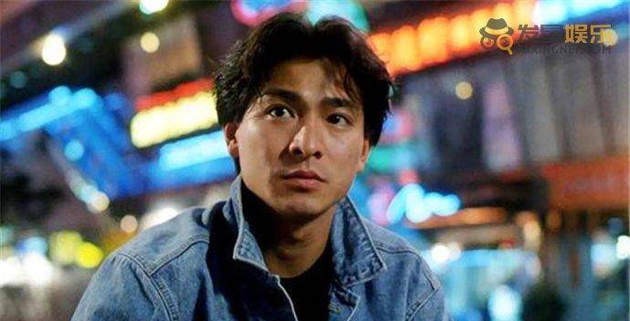 有粉丝回忆起,1999年刘德华在一次采访中说自己从1991年就有了工作侧