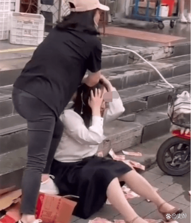 原配持刀扒光暴打小三,女人犹如火暴"雌狮"无所畏惧