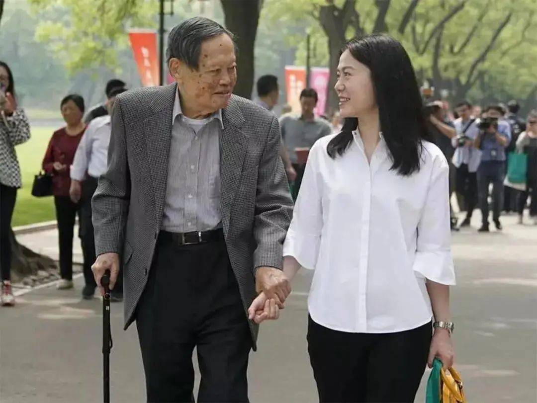 原创45岁翁帆挺时髦接地气穿衣打扮简约却气质中年女人可照着穿