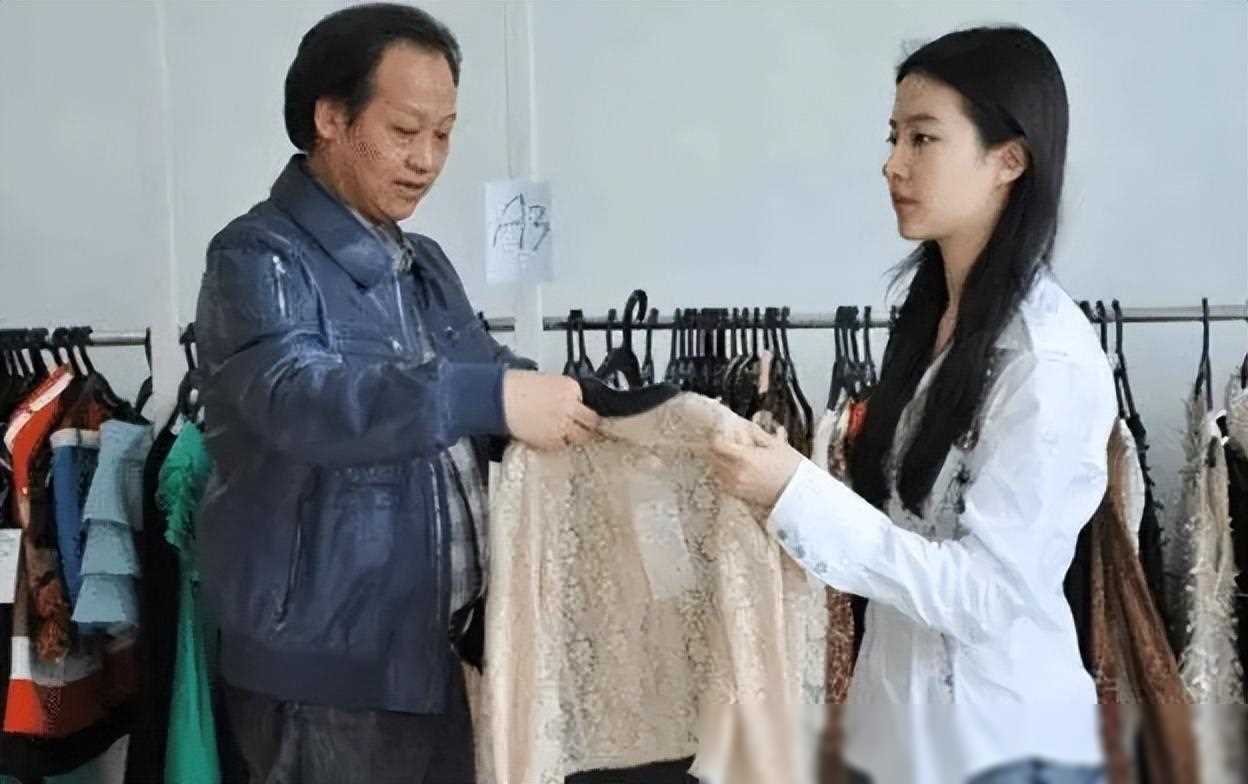 周笔畅,这位实力派歌手与演员张国立的缘分,同样让人惊叹.