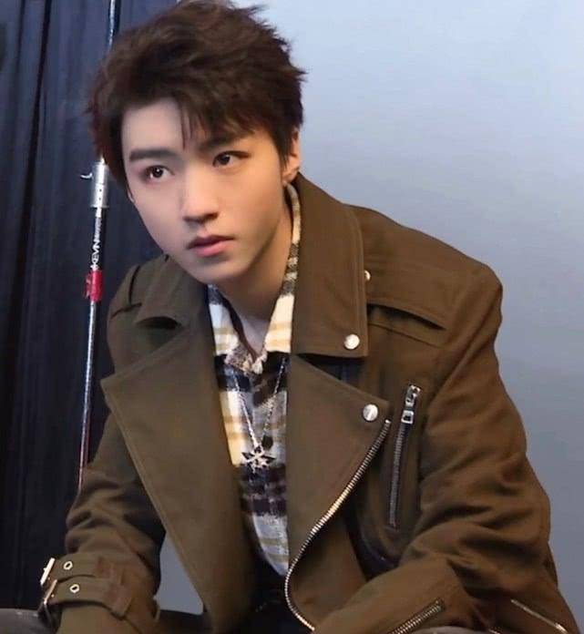 王俊凯为了穿出摇滚风,故意用记号笔在裤子上画几笔,结果是真的潮