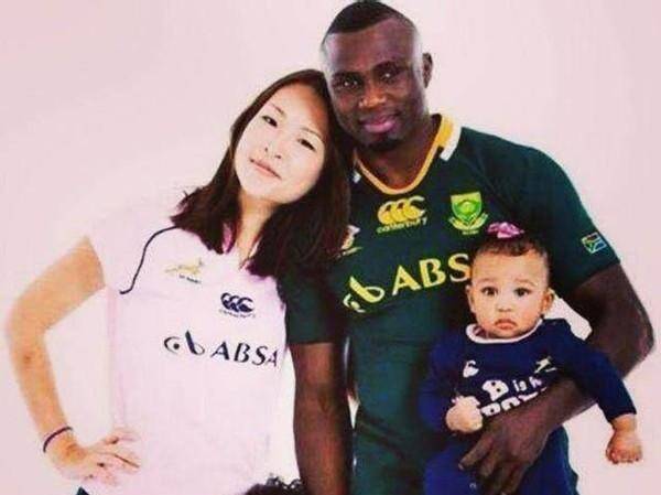 原创中国富家女倒追黑人拳王生下两个混血宝宝后惨遭抛弃