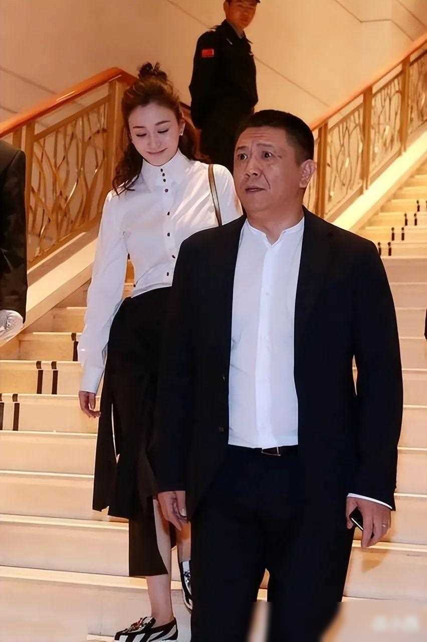 李小冉携富豪老公亮相酒会穿衬衫嫩如学生相差6岁如父女同行