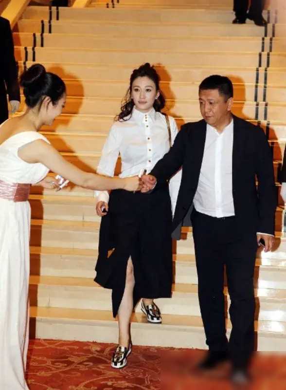 李小冉携54岁富豪老公出席晚宴夫妻默契十足