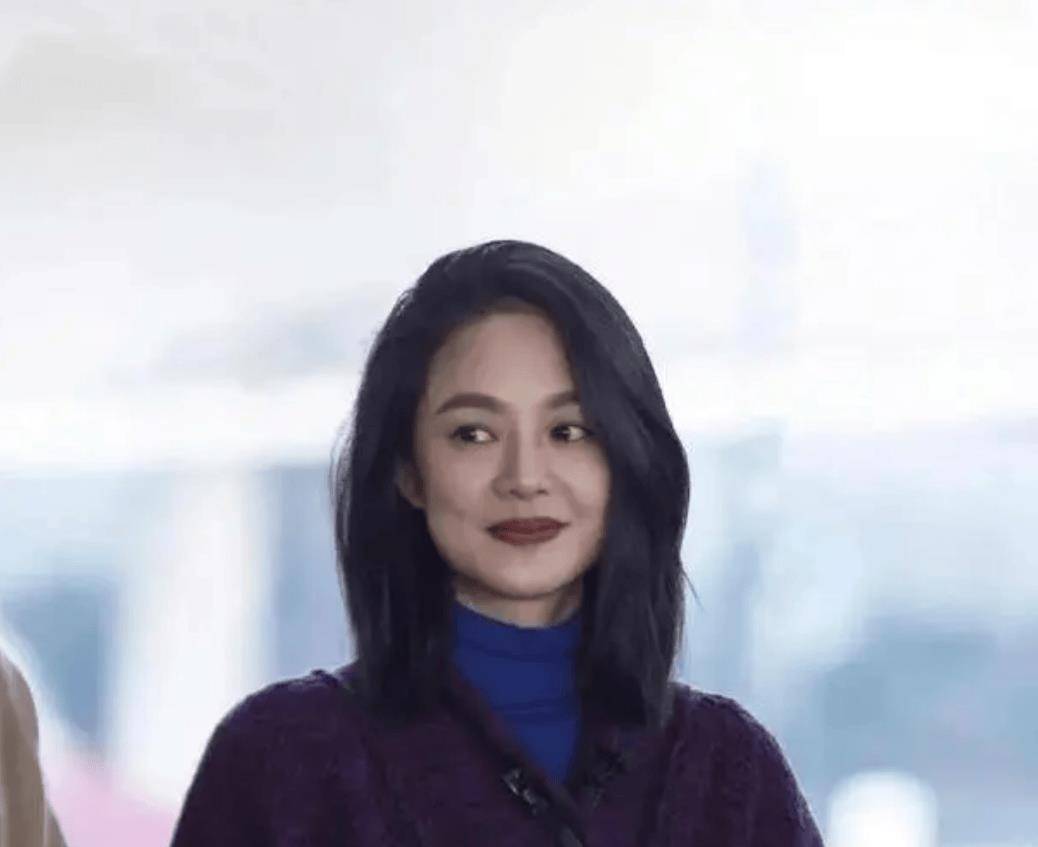 原创姜文罕晒家庭照61岁的他已两鬓斑白46岁周韵素颜太沧桑