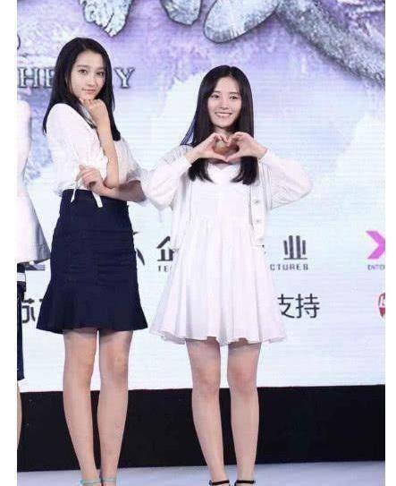 原创关晓彤大长腿实至名归与杨紫同框故意弯腰照顾感受被细节圈粉