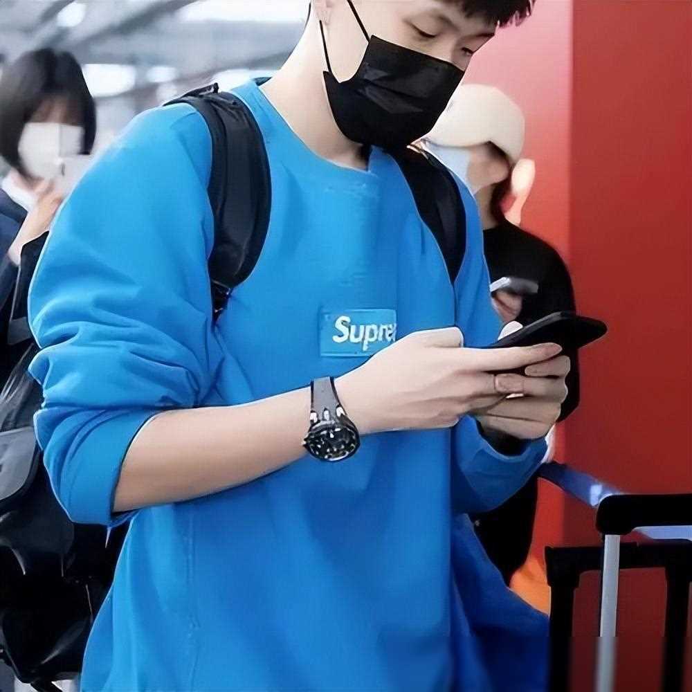 国乒出征澳门,王楚钦机场造型引关注,手镯疑似公开秀恩爱