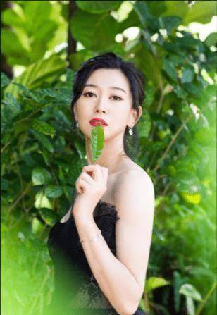 原创冠军孙一文美貌火出圈穿暗黑系亮相盛典太惊艳比女明星有范