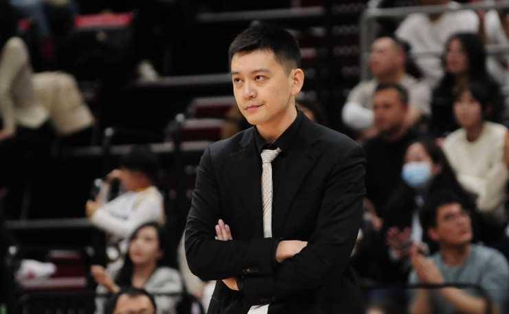 辽宁男篮险胜!杨鸣稳健,赵继伟贡献12 12,本土球员三分球