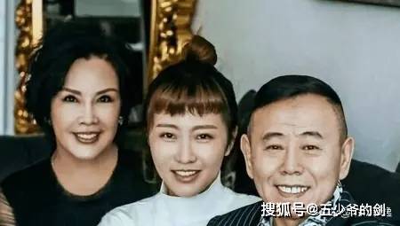 潘长江有几个妻子图片