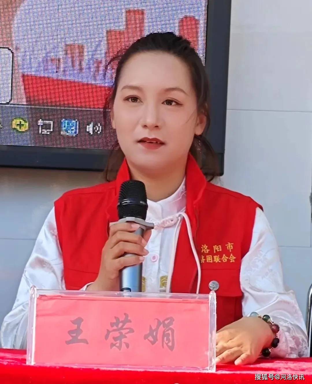 捐赠仪式上,王荣娟秘书长作为捐赠方代表发言,她说我们今天捐出的不