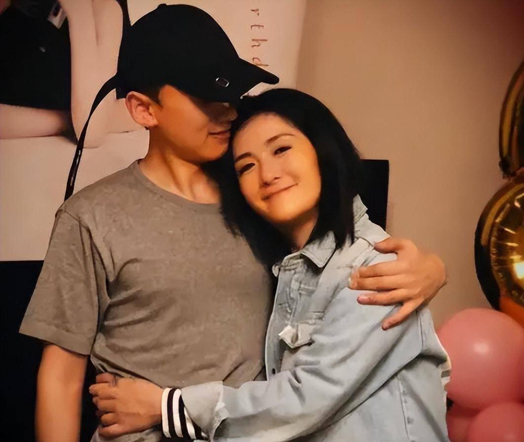 张杰谢娜带仨娃游迪士尼十指紧扣如热恋情侣3个保姆很抢镜